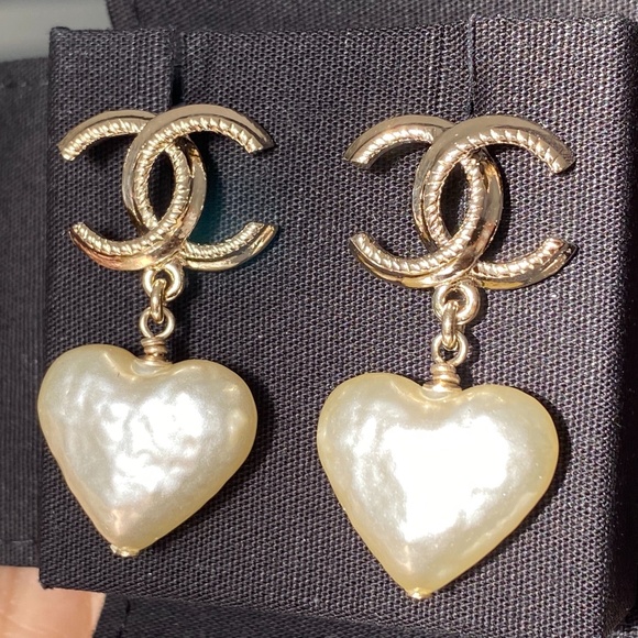 2024 REV CHANEL GOLD CC LOGO HEART SHAPE PEARLS DANGLE EARRINGS - Picture 9 of 11